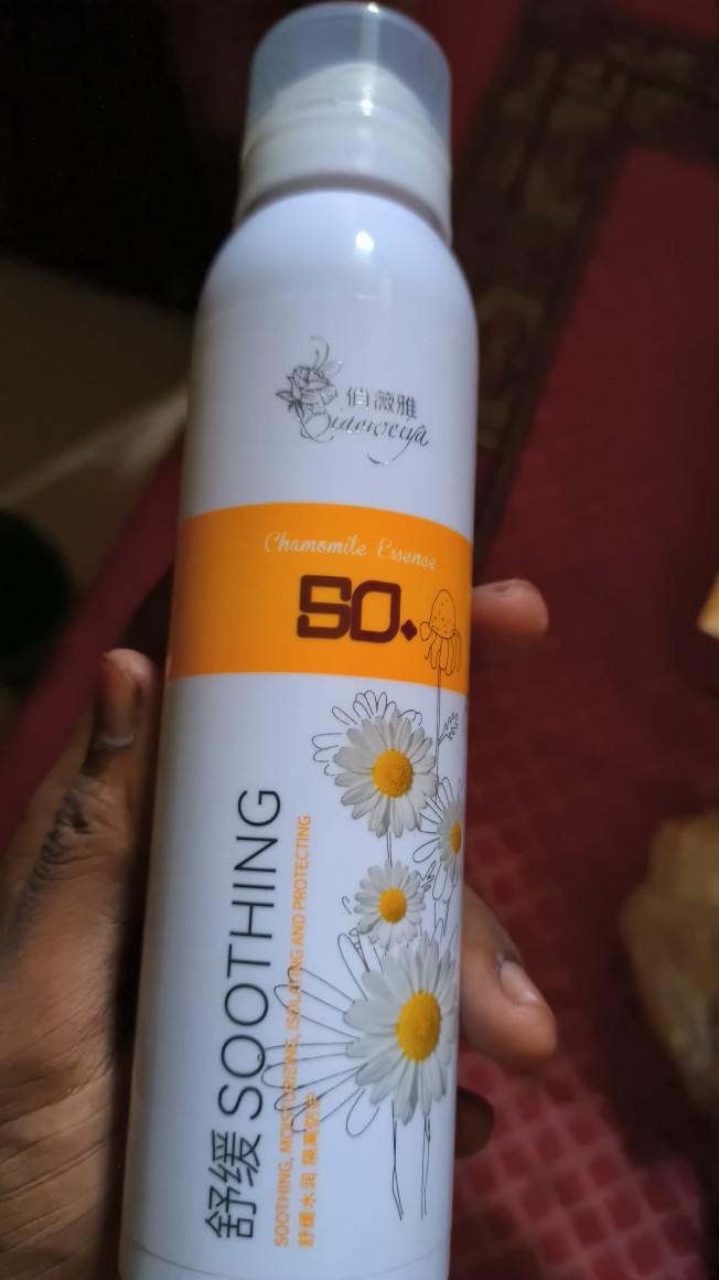 Chamomile Essence Shoothing, Moisturizing, Isolating And Protecting Sunscreen Spray SPF 50+. 