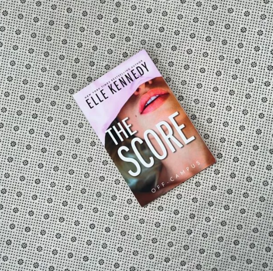 The Score  (  Off-Campus #3  )   (  Book by Elle Kennedy  )   (  Premium Print and Matte Cover  )