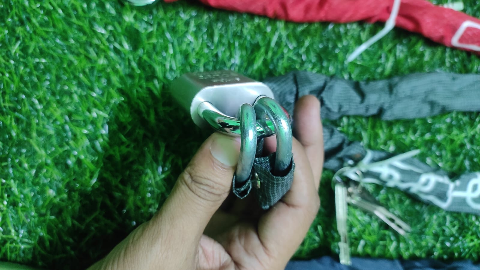Bicycle Chain Lock: Ensure Uncompromising Security For Your Bicycle With This Reliable Chain Lock, Providing Peace Of Mind Wherever You Go.. 
