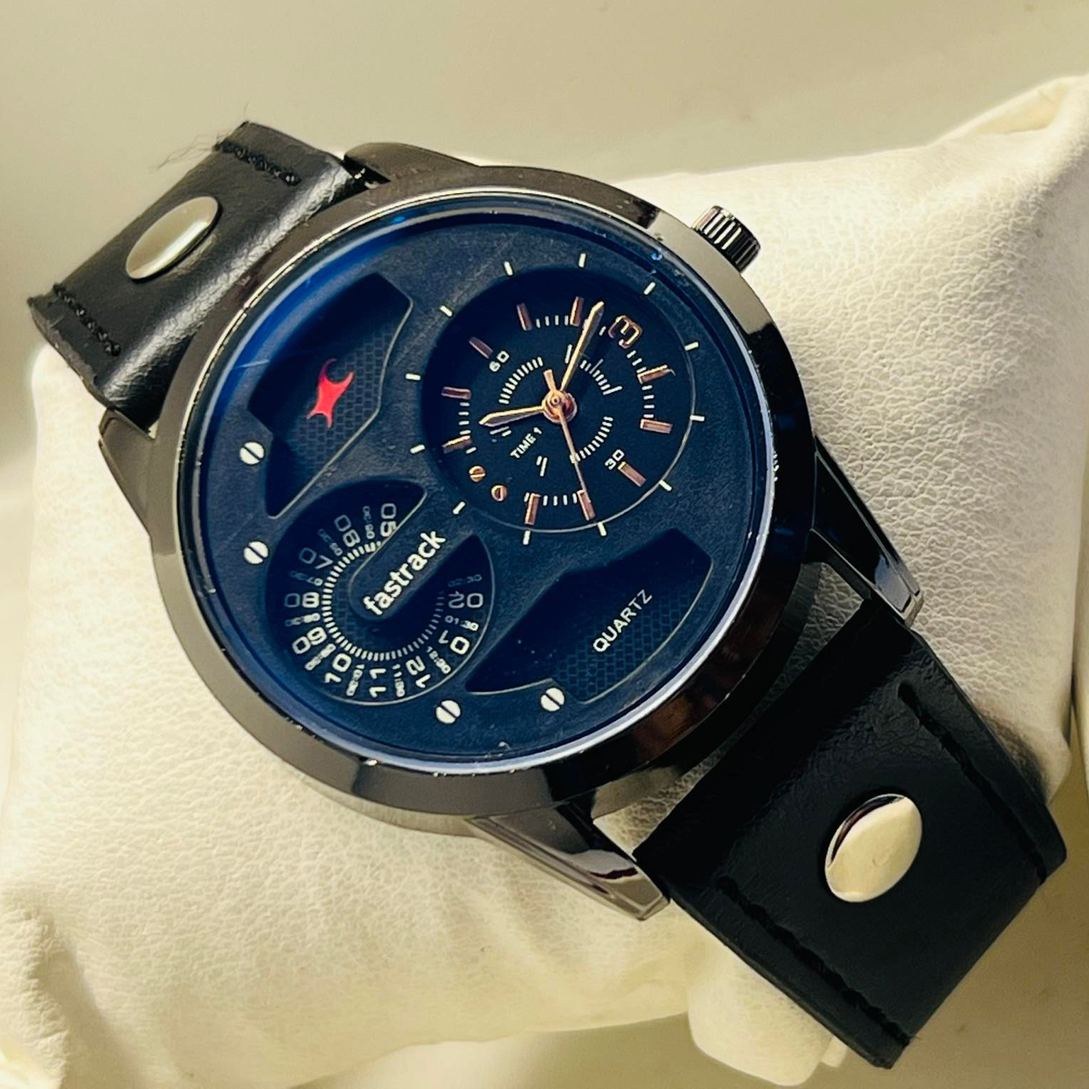 New Leather Analog Sports Watch for Men -  with a round shape and a pu leather strap with men's standard size
