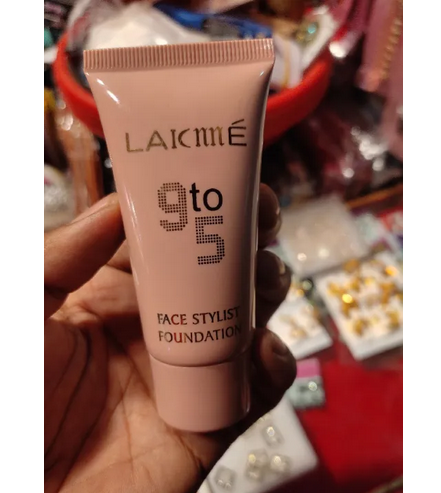 6 in 1 Premium Makeup combo set.(Foundation,concealer,primer,blender puff, loose powder, setting spray).9to5 Foundation. 