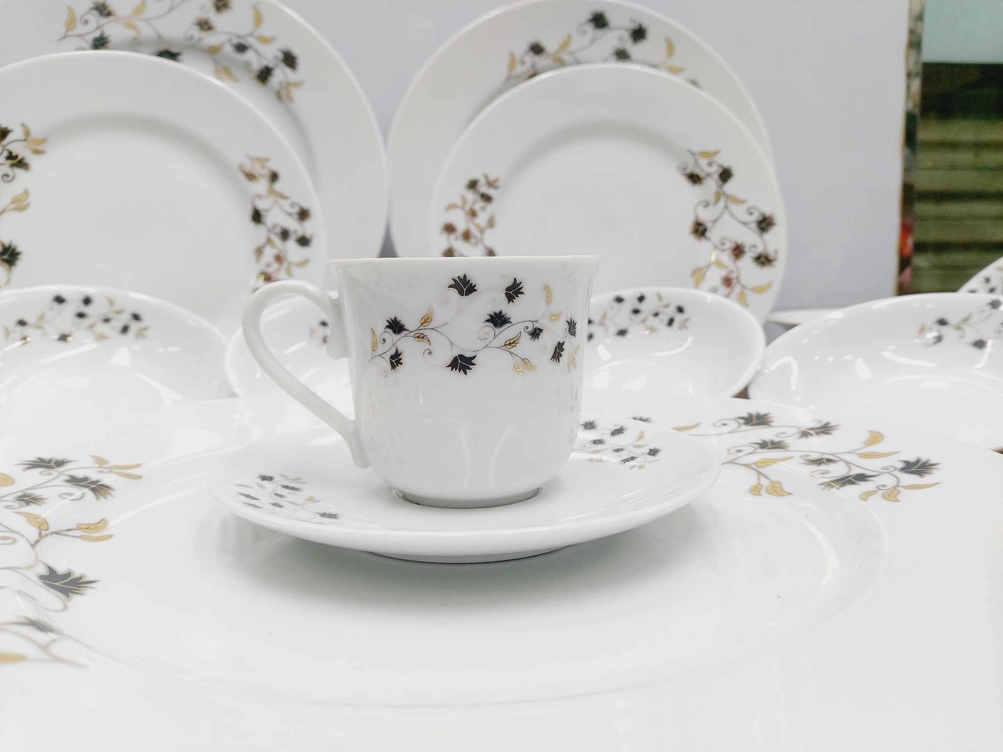 32 Pcs Dinner Set Paragon Ceramic.With 6x Dinner Plate, 6x Breakfast Plate, 6x Cup, 6x Saucer, 6x Sweet Bowl, 1x Curry Bowl, 1x Rice Dish.. 