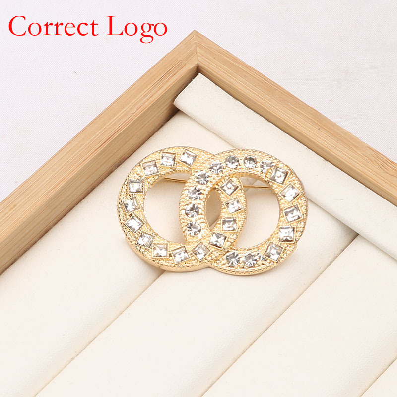 Nieuwe, hoogwaardige dubbele C-broche met vierkante en ronde diamanten, een gepersonaliseerde en modieuze anti-verblindingsbroche voor bij je pak._voghion.com