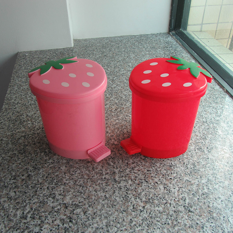cartoon strawberry bucket plastic bucket desktop trash can. 