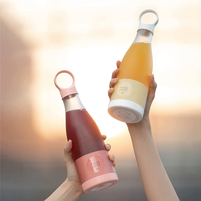 Portable Blender Small Blender with Magnetic USB Rechargeable for Shakes and Smoothies A. 