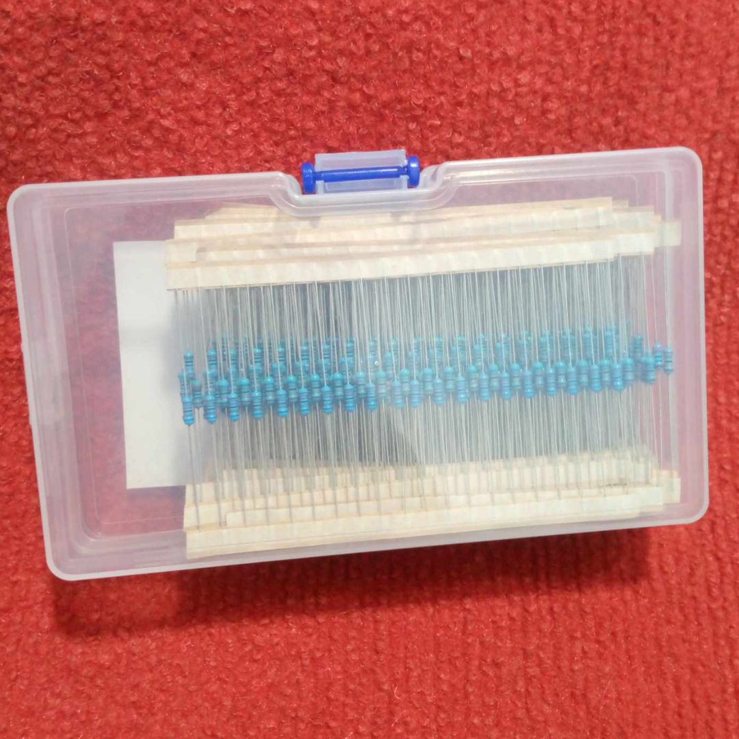 600Pcs Resistor Combo Tolerance 1% 1M 1K, 47K, 470K, 10K, 20K, 22OHM 30 Values Resistor Carbon Film Resistor 1/4W Resistance 0.25 Watt Fixed Resistors 2 Pin Leads With Storage Box. 