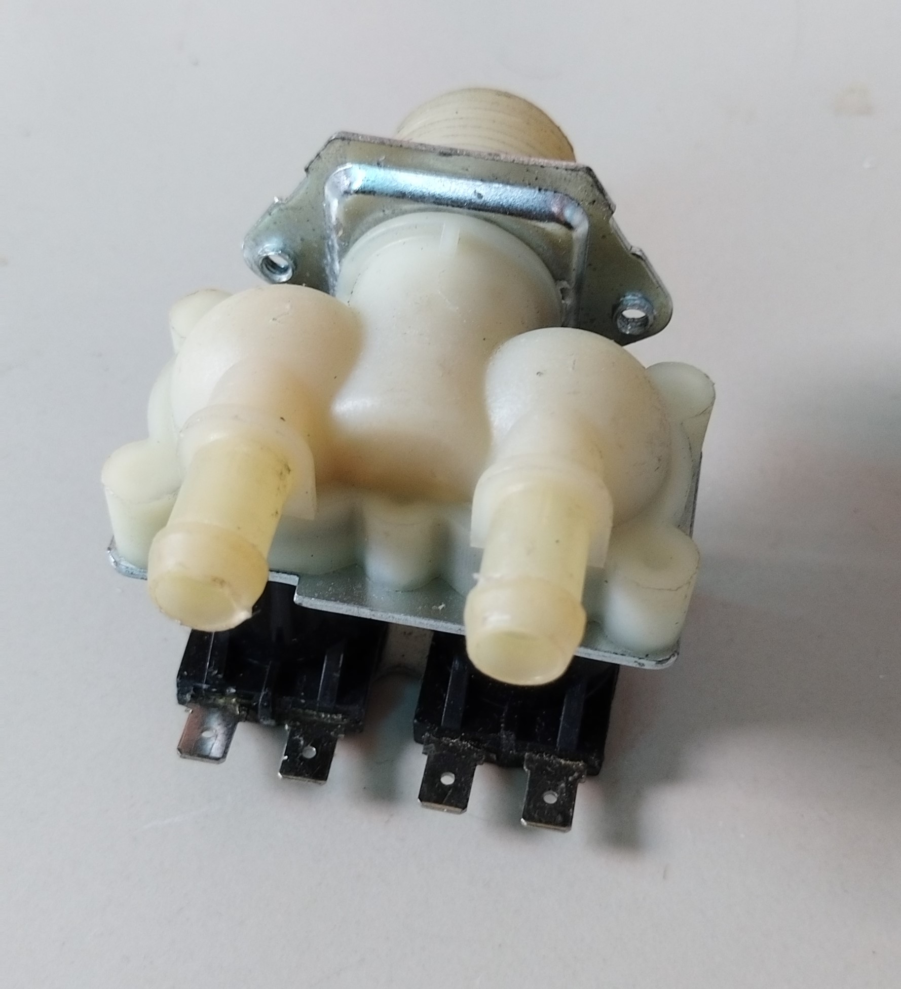 Washing Machine Solenoid Valve. Washing Machine Water Inlet Replace.Double Valve.Replacement washing machine  inlet valve.Washer Inlet Valve Replace. 220V. 