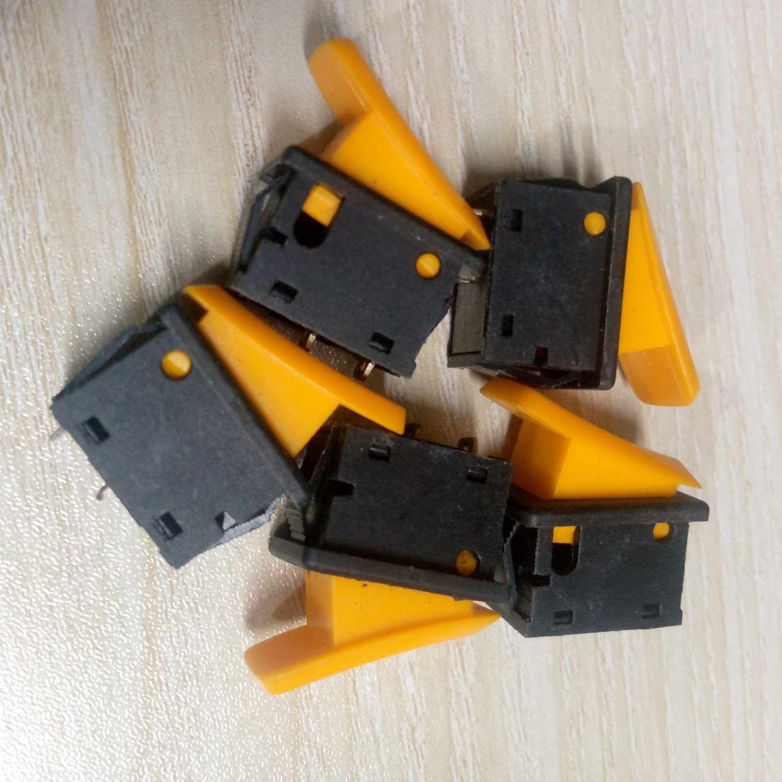 5Pcs Yellow Cap Horn Switch DC 12V 10A 24V 5A 2 Pin Momentary Push Button Horn Switch On Off SPST Universal Push Switch For Car Trucks ATV Bus Motorcycles E-Bike Bike Auto Horn Switch