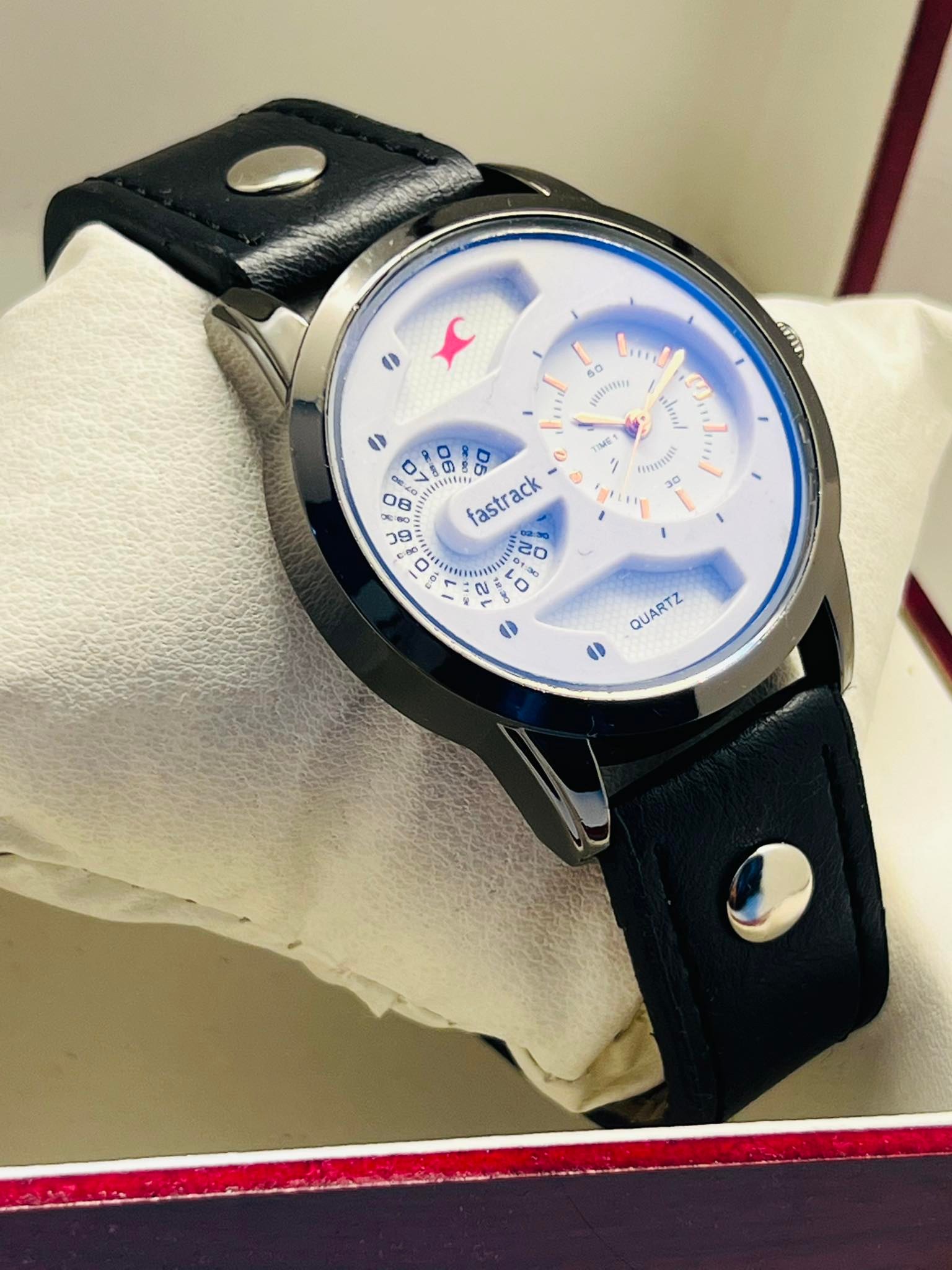New Leather Analog Sports Watch for Men -  with a round shape and a pu leather strap with men's standard size. 