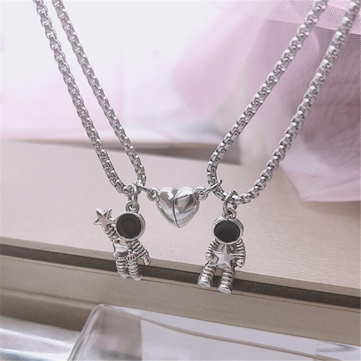 Couple Necklace - Spaceman / Astronaut Magnetic Pendant Necklace - 2pcs / Pack - Creative Star Friendship Love Jewelry Necklace