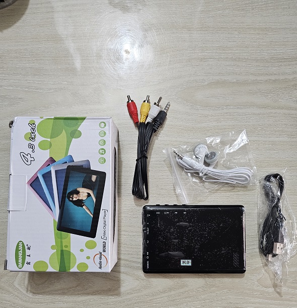 MP5 Player 4.3inch Touch Screen MP3 MP4 Media Recording TV OUT 8GB. 