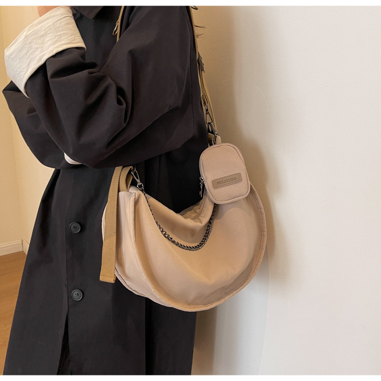 Canvas bag women's winter versatile Han Yunuo new large-capacity shoulder red crossbody bag niche simple dumpling bag. 