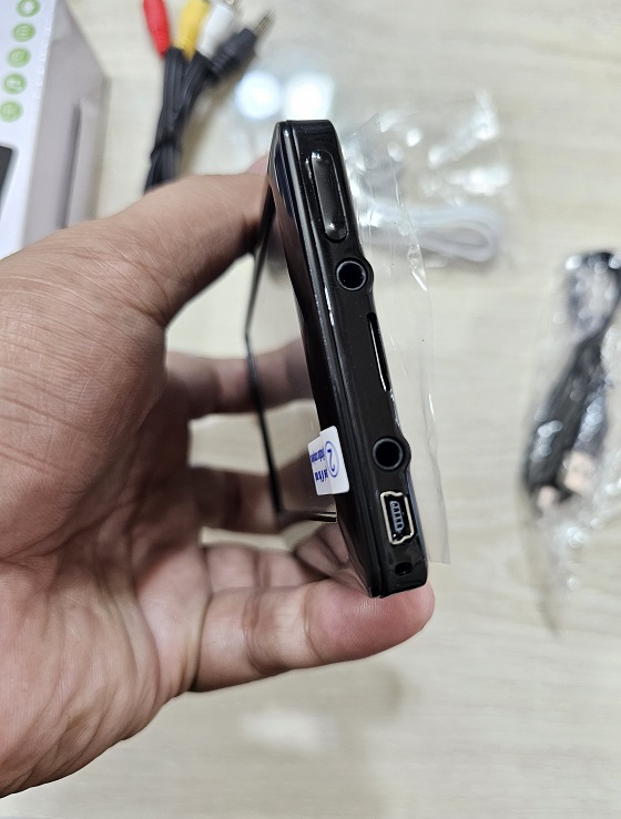 MP5 Player 4.3inch Touch Screen MP3 MP4 Media Recording TV OUT 8GB. 