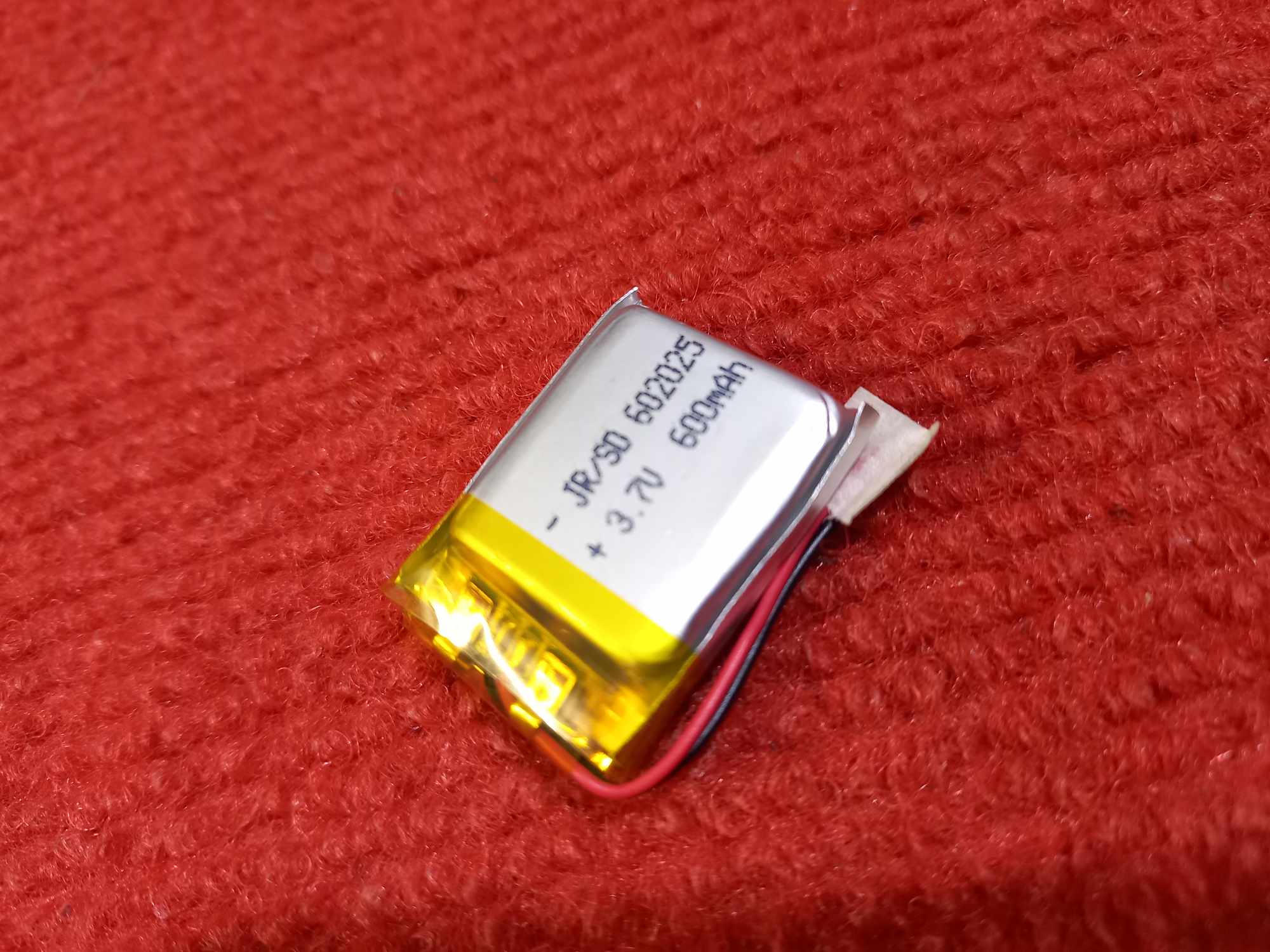 600mah 3.7v Smart Bluetooth Rechargeable Battery  600mAh Battery Size 20 x 25 x 6 mm Lithium Polymer For Bluetooth Earphone Battery. 