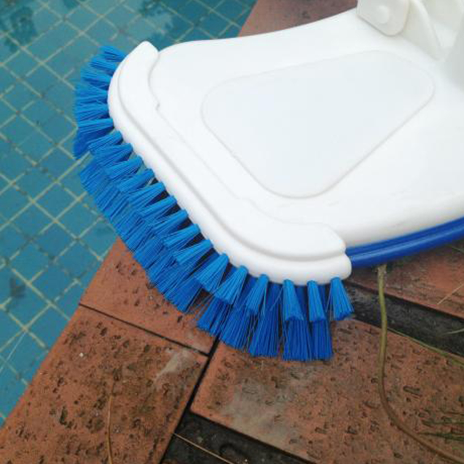 Swimming Pool Vacuum Head with Swivel Hose Connection and Clip Handle Pool Flexible Cleaning Brush Pool Surface Cleaning Tools Removes Debris Clean Corners. 