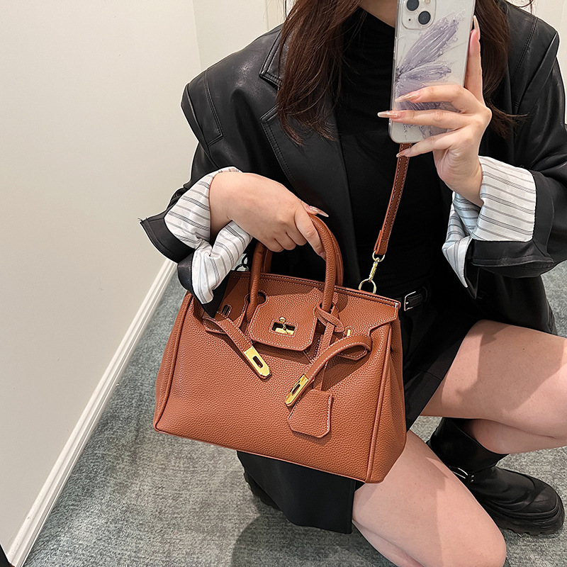 eibei Shangpin 2023 ew igh end Class Large 30 latinum ag with Litchi attern andheld Shoulder Women's ag. 
