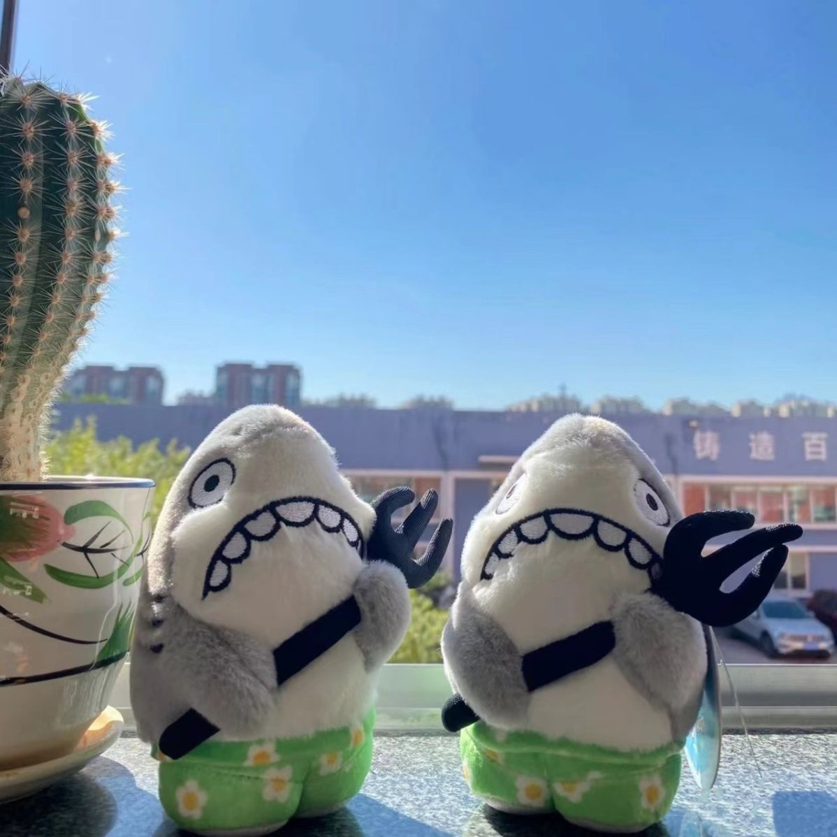 Push Pull ToysSilly fork sand sculpture shark doll Xiaohongshu with the same shark fork bee small pendant plush doll. 