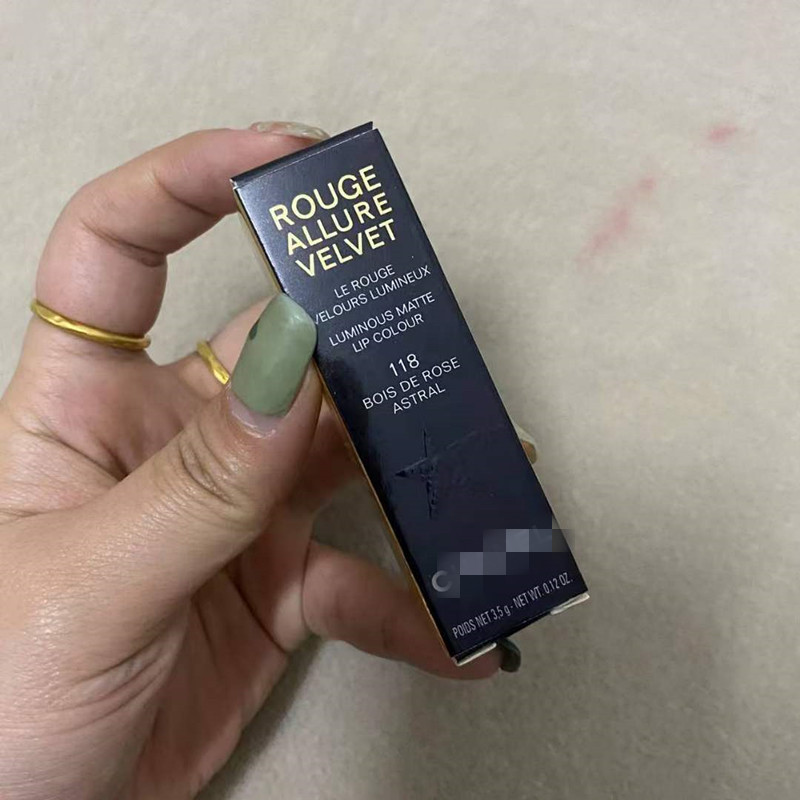 Big brand same Xiao Xianger Huixing lipstick 108 # 148 # 158 # black tube matte nude student lip gloss moisturizing. 