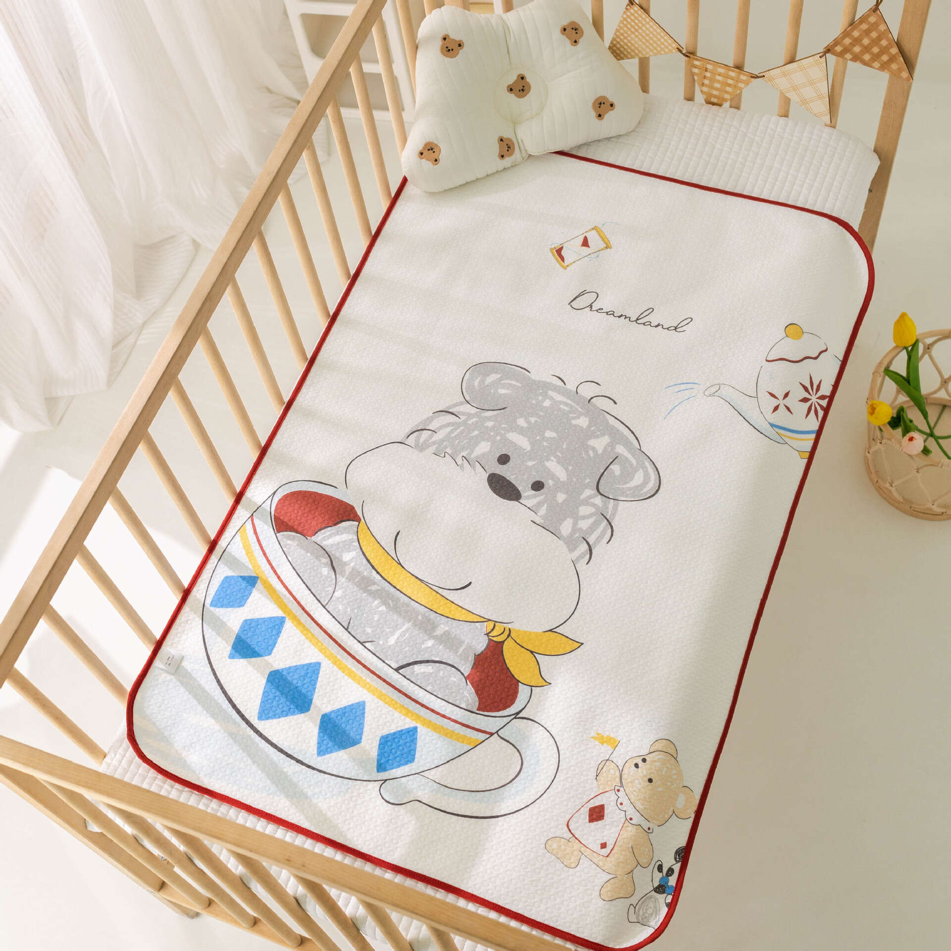 Large size lathe cute cartoon waterproof urine separating mat, soft and leak proof, washable baby mat. 