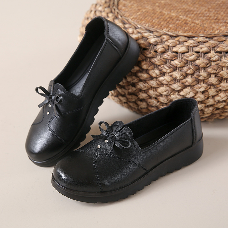 Leather mom shoes spring and autumn women's single shoes, non-slip leather shoes, flat women's shoes, casual shoes for the middle-aged and elderly, comfortable black work shoes. 