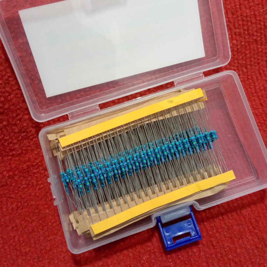 600Pcs Resistor Combo Tolerance 1% 1M 1K, 47K, 470K, 10K, 20K, 22OHM 30 Values Resistor Carbon Film Resistor 1/4W Resistance 0.25 Watt Fixed Resistors 2 Pin Leads With Storage Box. 