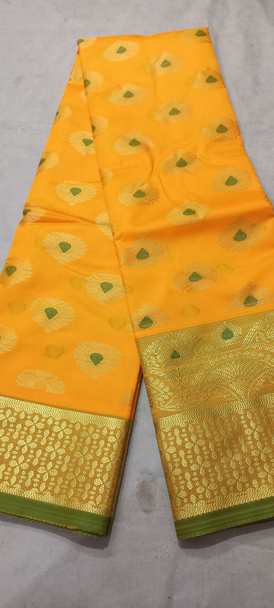 Holud er outlet saree