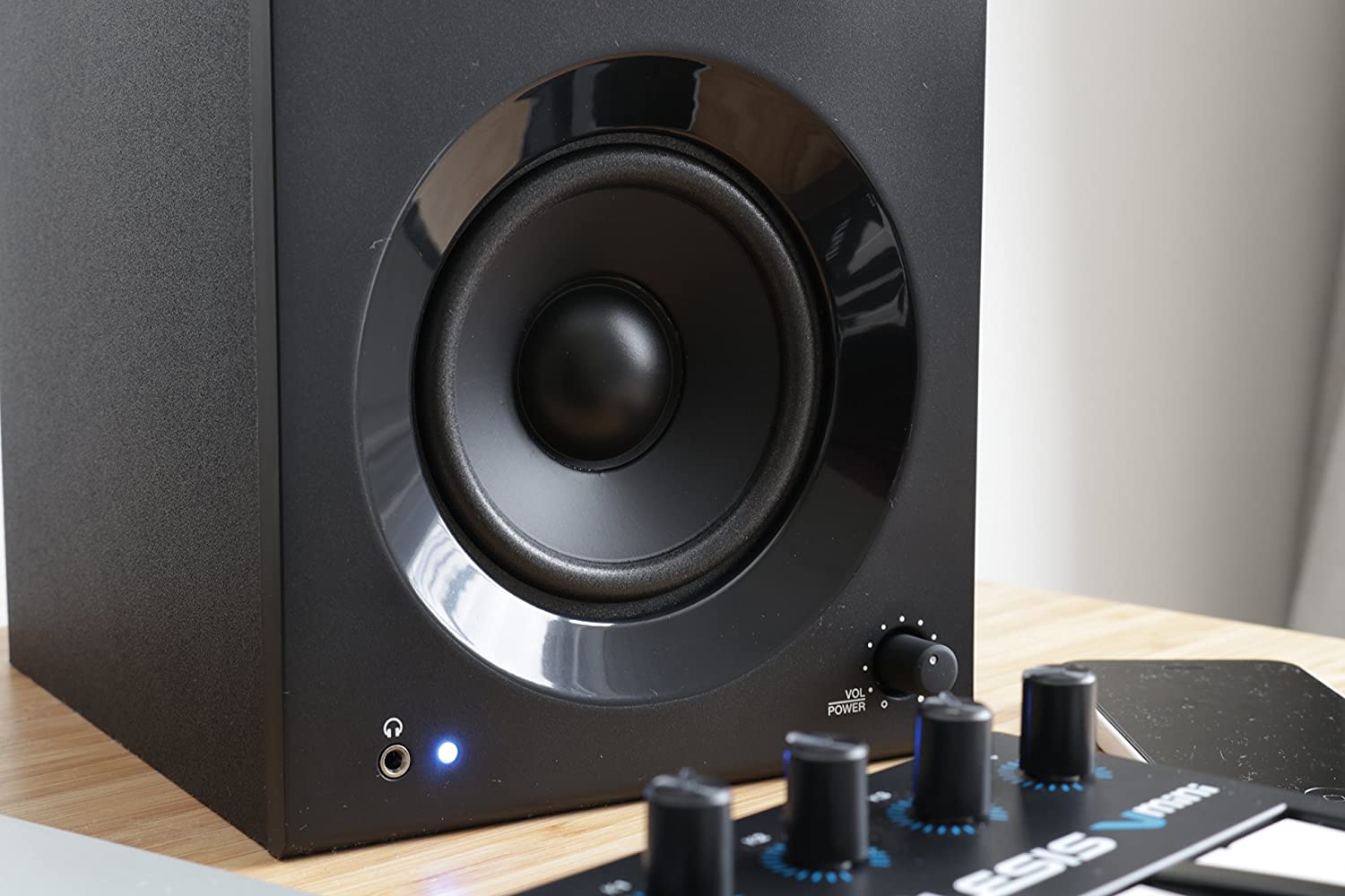 Alesis Elevate 4 - 50 W Powered Desktop Studio Speakers (Pair) with Subwoofer Output for Home Studios / Video-Editing / Gaming and Mobile Devices. 
