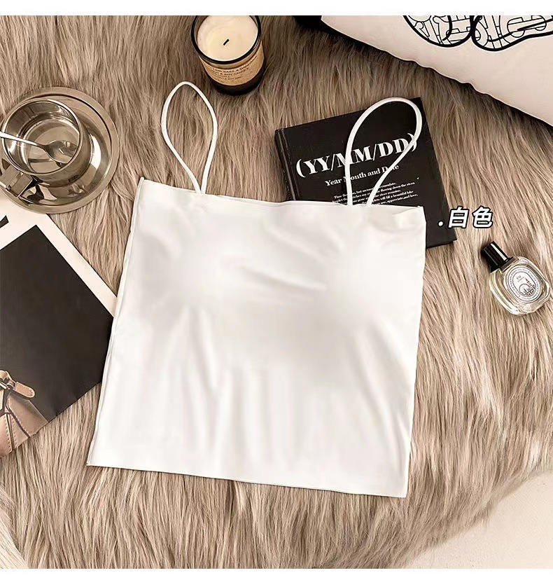 In summer, the ice silk seamless one-piece cup, the beautiful back bandeau suspender is worn outside, the bottom is a straight shoulder wrap chest top, and the inner vest is worn inside