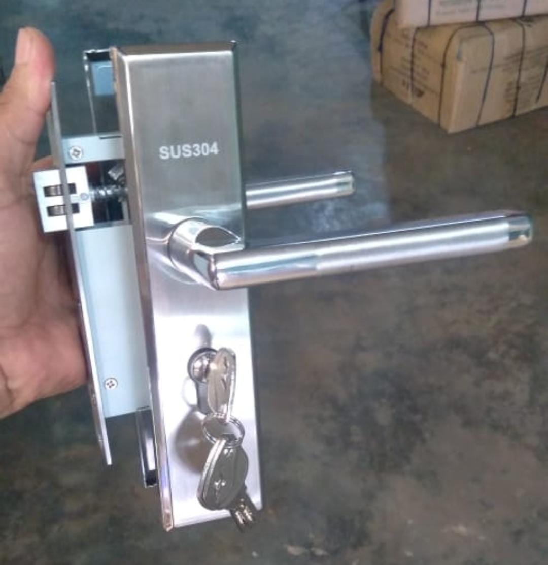main Door Handle Lock 11inch long with Brass key same as pictureheavy duty main door lock handle type sam as picture. 