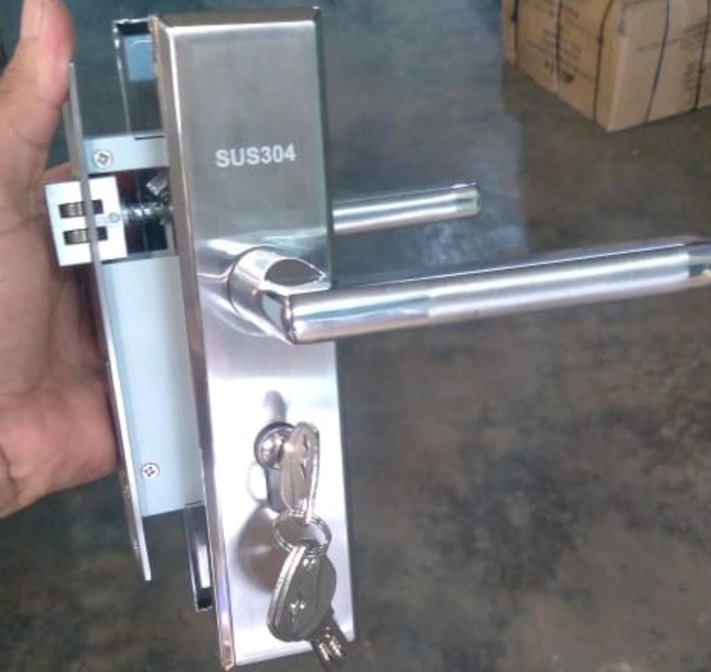 main Door Handle Lock 11inch long with Brass key same as pictureheavy duty main door lock handle type sam as picture. 
