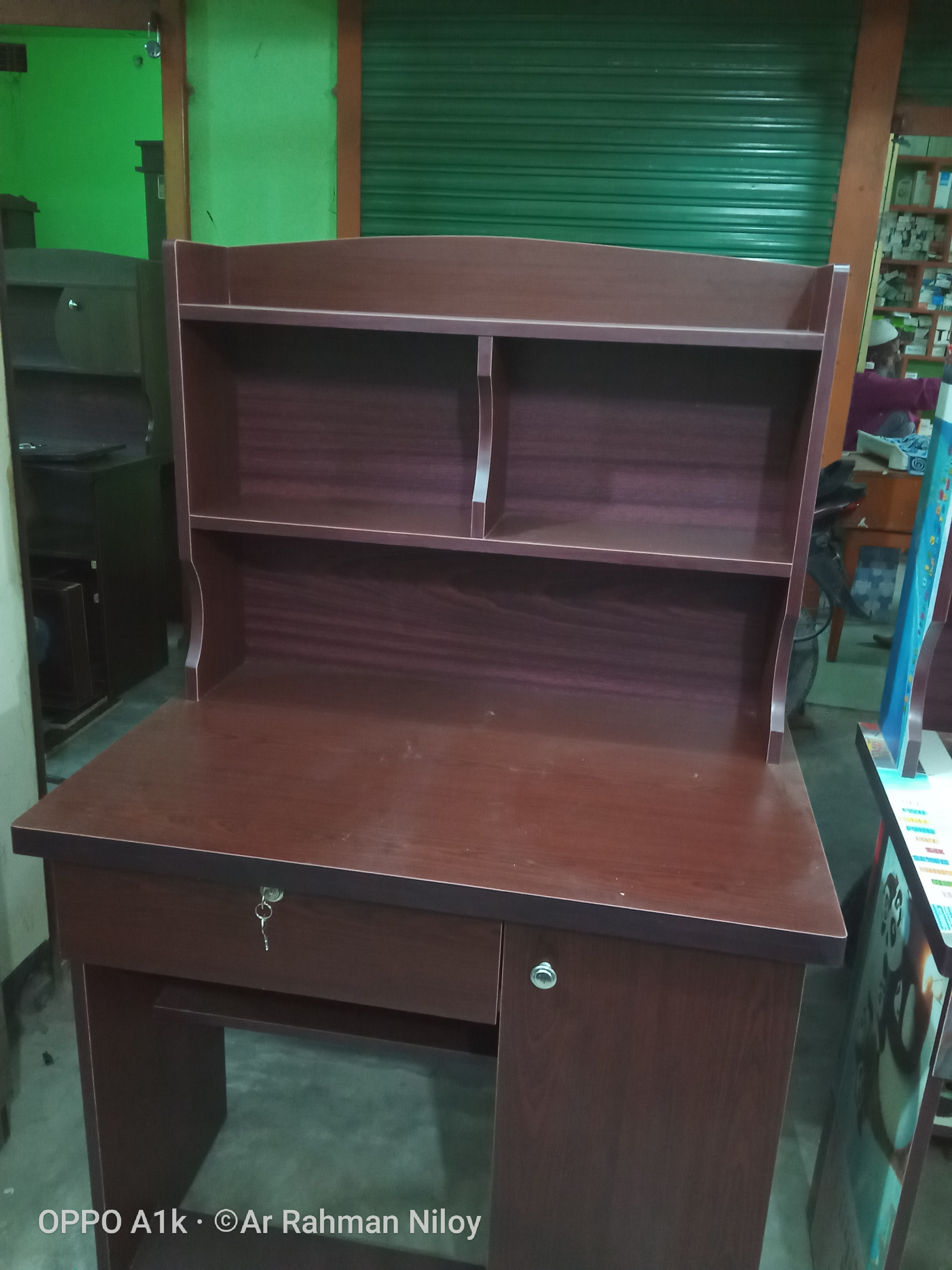 Reading Table partex melamine bord ( hight-50inche wide-33). 