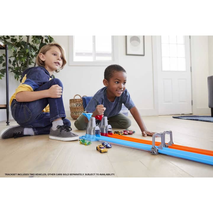 Hot Wheels GFH85 Double Loop Dash Track Set - Car Toy. 