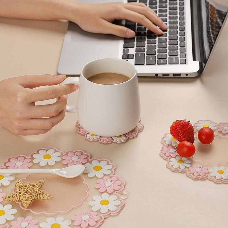 1Pcs 2Colors Small Fresh Daisy Silicone Insulation Pad Pvc Table Mat High Temperature Resistant Scalding Pot Mat Flower Coasters. 