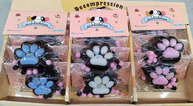 The same ultra soft pinching and plush cat paw simulation mud animal footprint decompression toy. 