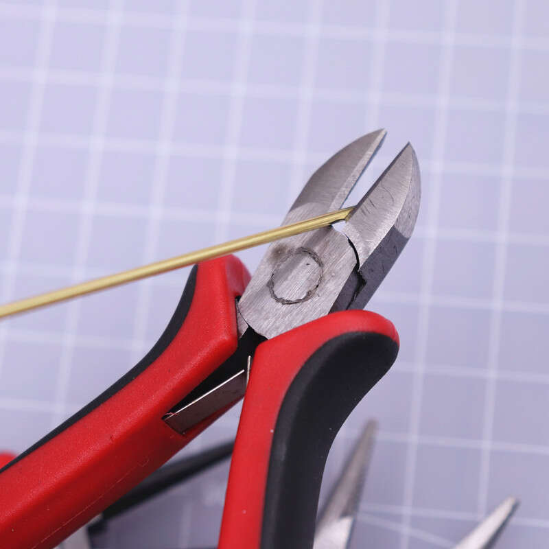 Mini pointed nose pliers, Gundam model, DIY ceramic tool, soft clay frame with teeth and flat mouth. 