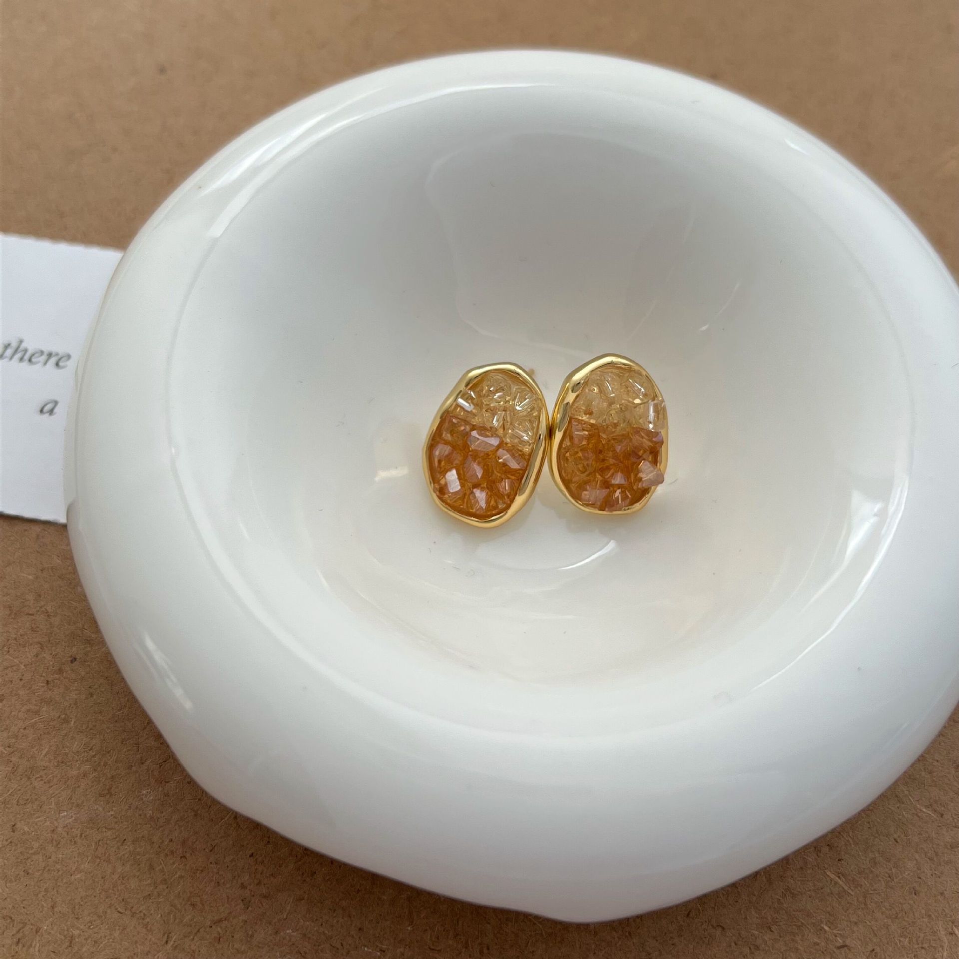Sense of luxury, irregular crystal black earrings, women's autumn and winter stud earrings, retro Hong Kong style temperament, winter with coat. 