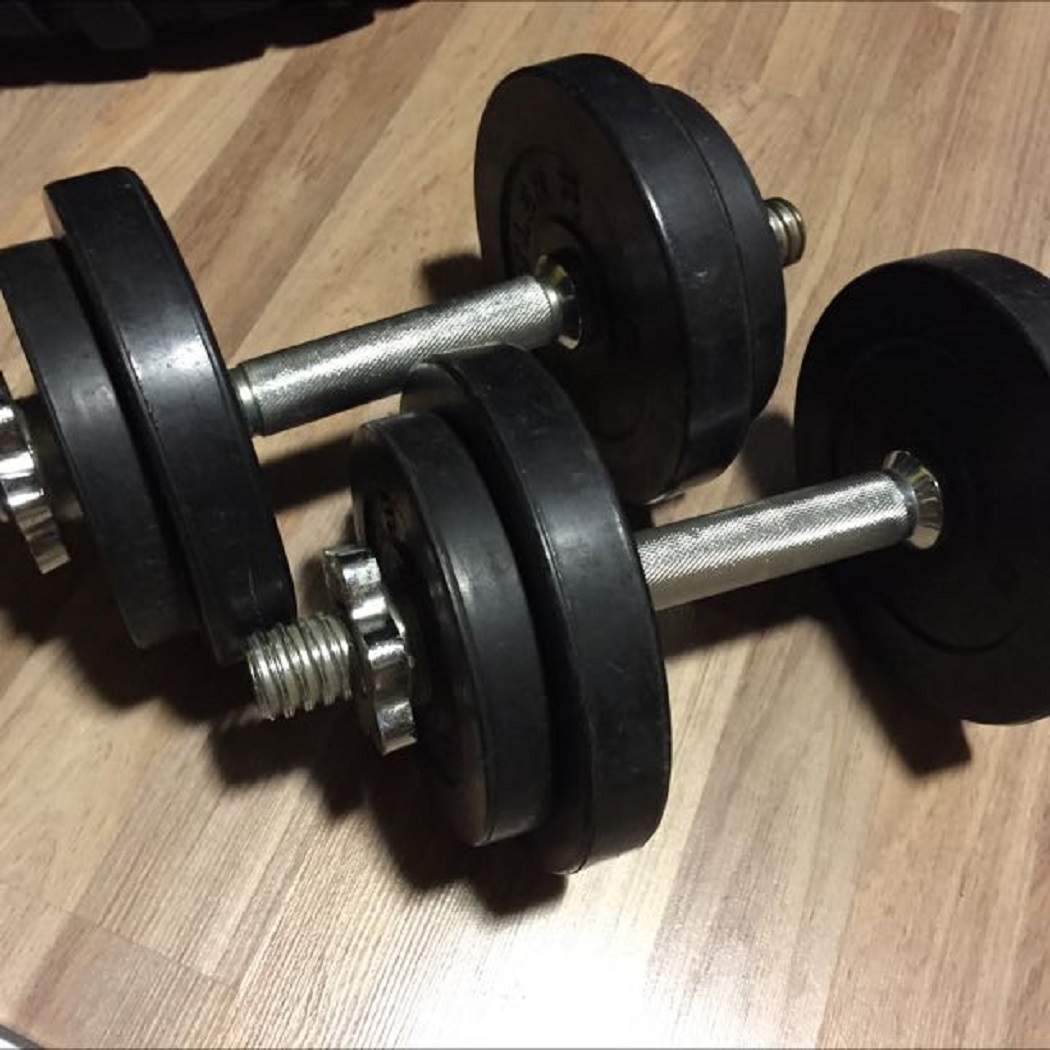 1,25 KG ,,8PCS PLATE =10KG AND 2PCS 10 INCHE ROOT,,Combo Pack of Eight Pieces Dumbbell Set With Two Sticks - 10Kg - Black and Silver
