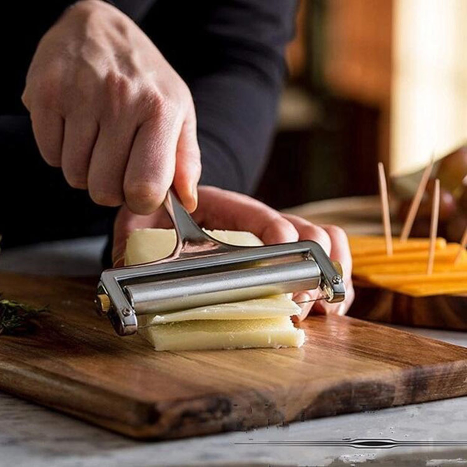 Cut cddar, brie, pepper jk, mozzarella or er like provolone with this block cese slicer.. 