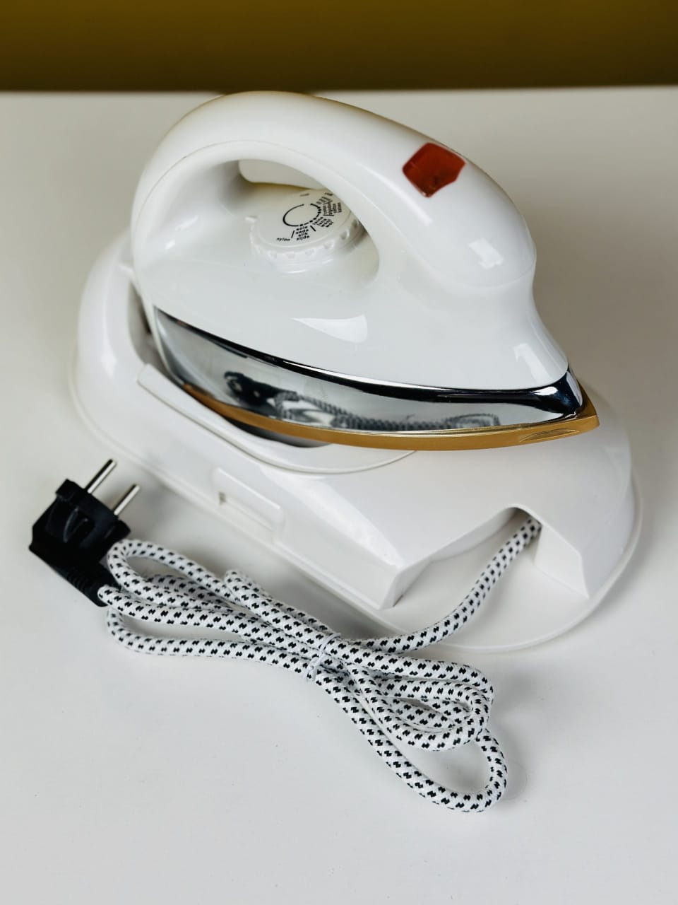 Kiam ES596 1000W Cordless Electric Dry Iron. 