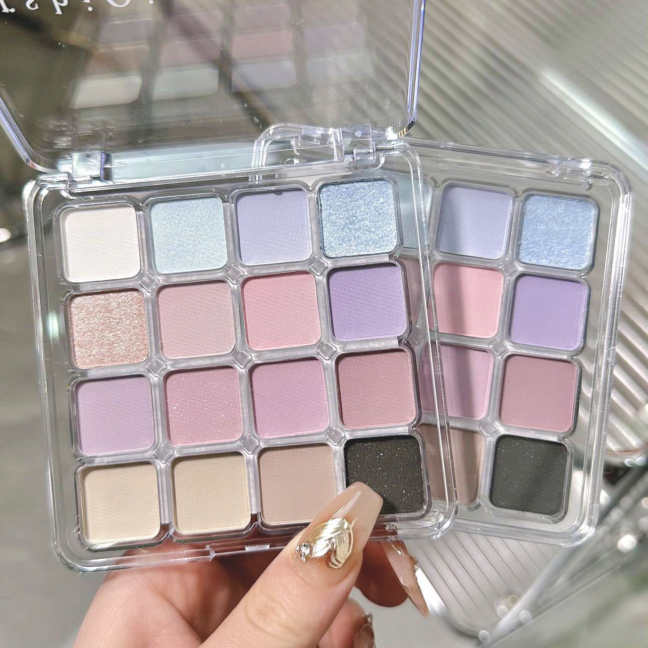 Little Red Book, ErshiiQi, Little Emo 16-color eyeshadow palette, matte pearlescent, fine shimmer, low saturation, earth tones. 
