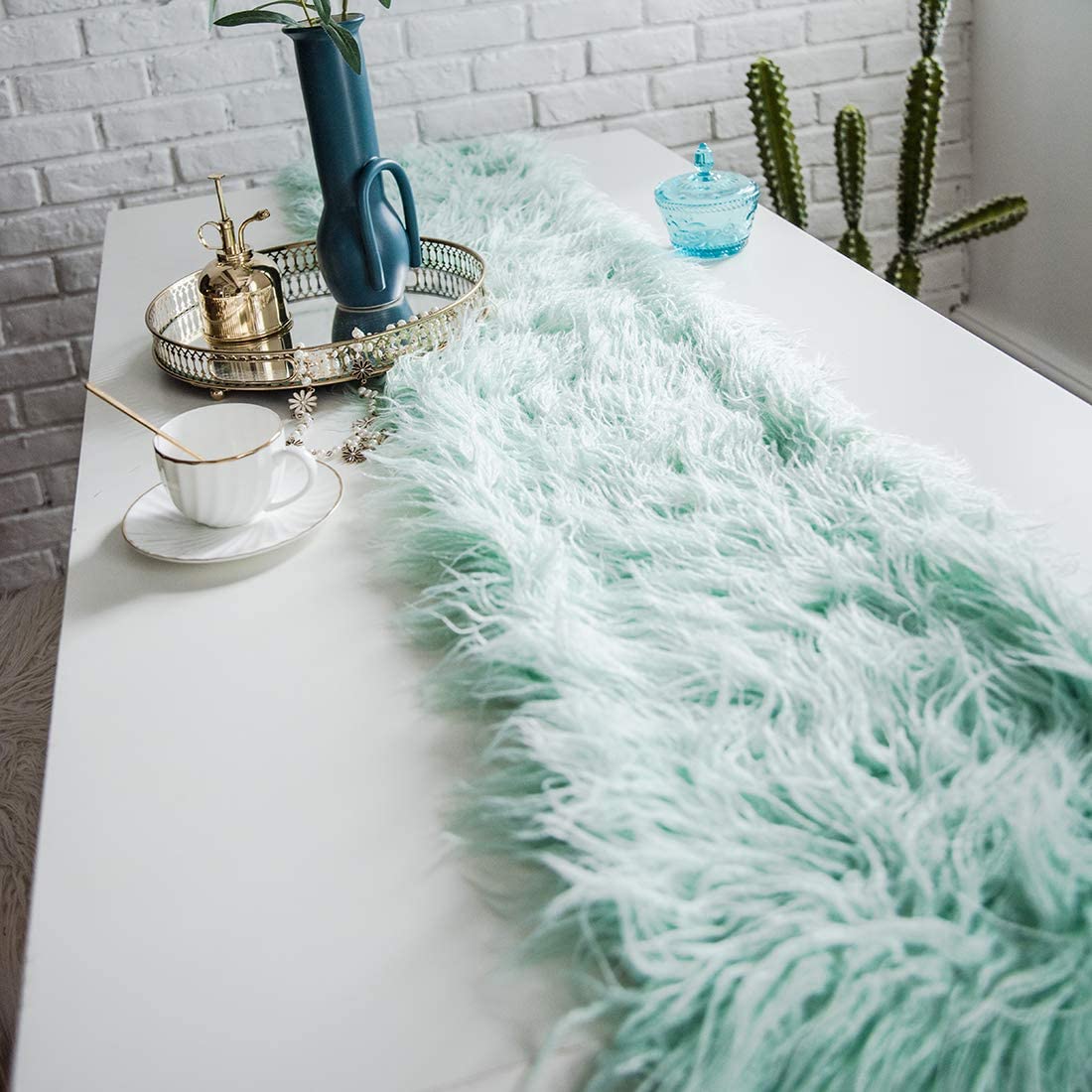 Table Runner, Modern Pink Dresser Fur Table Runners for Christmas Wedding Party Holiday Birthday Home Farmhouse Dining Coffee Table Decor, Decoration Rug  Runner for Table. 