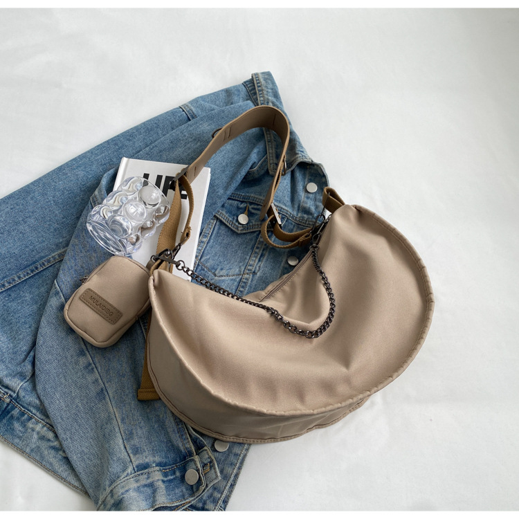 Canvas bag women's winter versatile Han Yunuo new large-capacity shoulder red crossbody bag niche simple dumpling bag. 