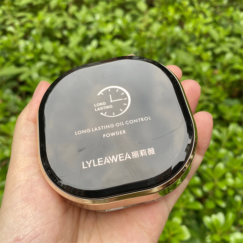 Liliwei long-lasting makeup setting oil control loose powder 806 student powder is obedient and does not jam the powder, covers the flawless, brightens and is waterproof and sweatproof.
