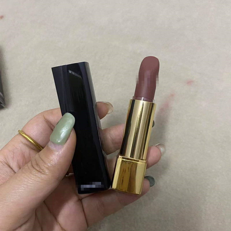 Big brand same Xiao Xianger Huixing lipstick 108 # 148 # 158 # black tube matte nude student lip gloss moisturizing. 