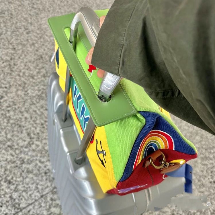 SpongeBob SquarePants Large Capacity Travel Bag, Student Trolley Duffel Bag, Storage Bag, Crossbody Gym Bag, Commuting. 