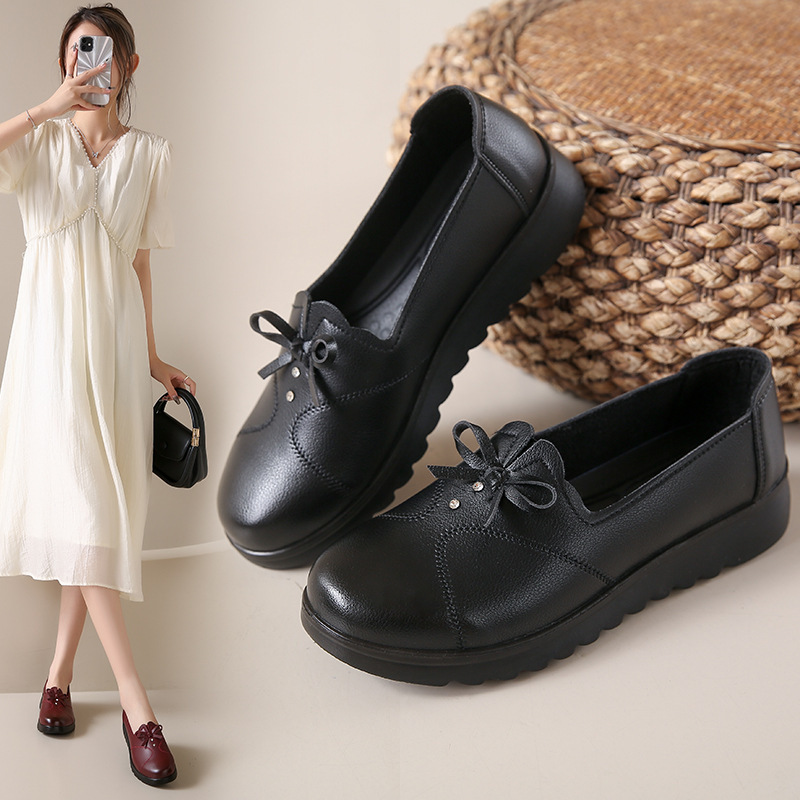 Leather mom shoes spring and autumn women's single shoes, non-slip leather shoes, flat women's shoes, casual shoes for the middle-aged and elderly, comfortable black work shoes. 