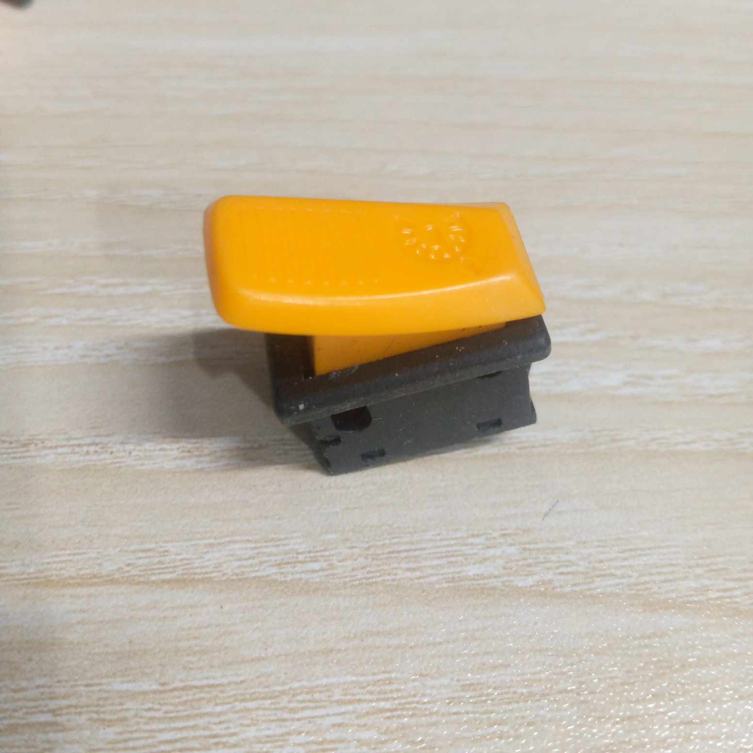 5Pcs Yellow Cap Horn Switch DC 12V 10A 24V 5A 2 Pin Momentary Push Button Horn Switch On Off SPST Universal Push Switch For Car Trucks ATV Bus Motorcycles E-Bike Bike Auto Horn Switch. 