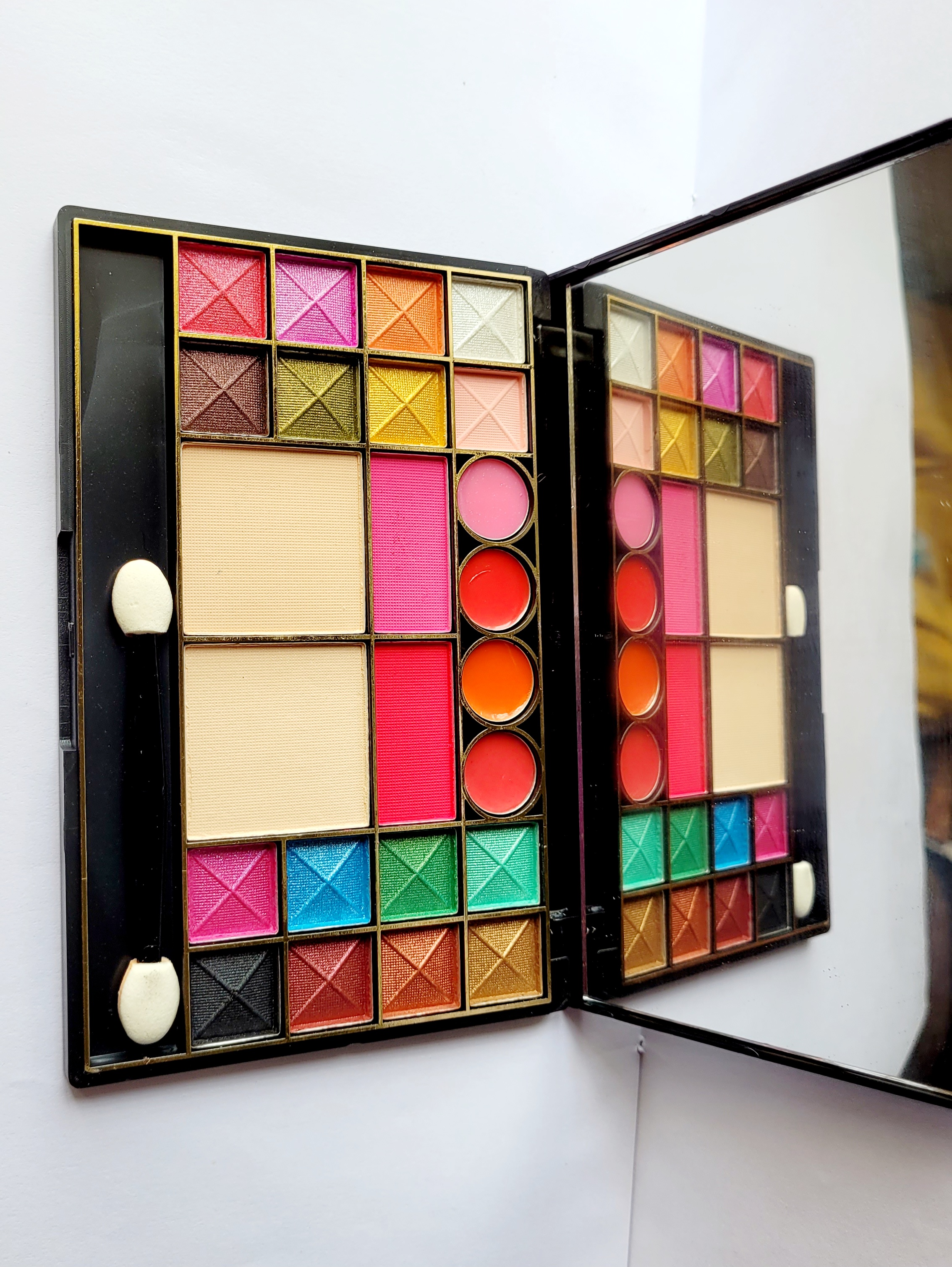 Miss Max Touch 24 colors Eyeshadow 4 in 1 Professional Makeup kit, 16 eyeshadow, 4 pigmented shade & 2 Color Blusher, 2 Compact Pressed Powder