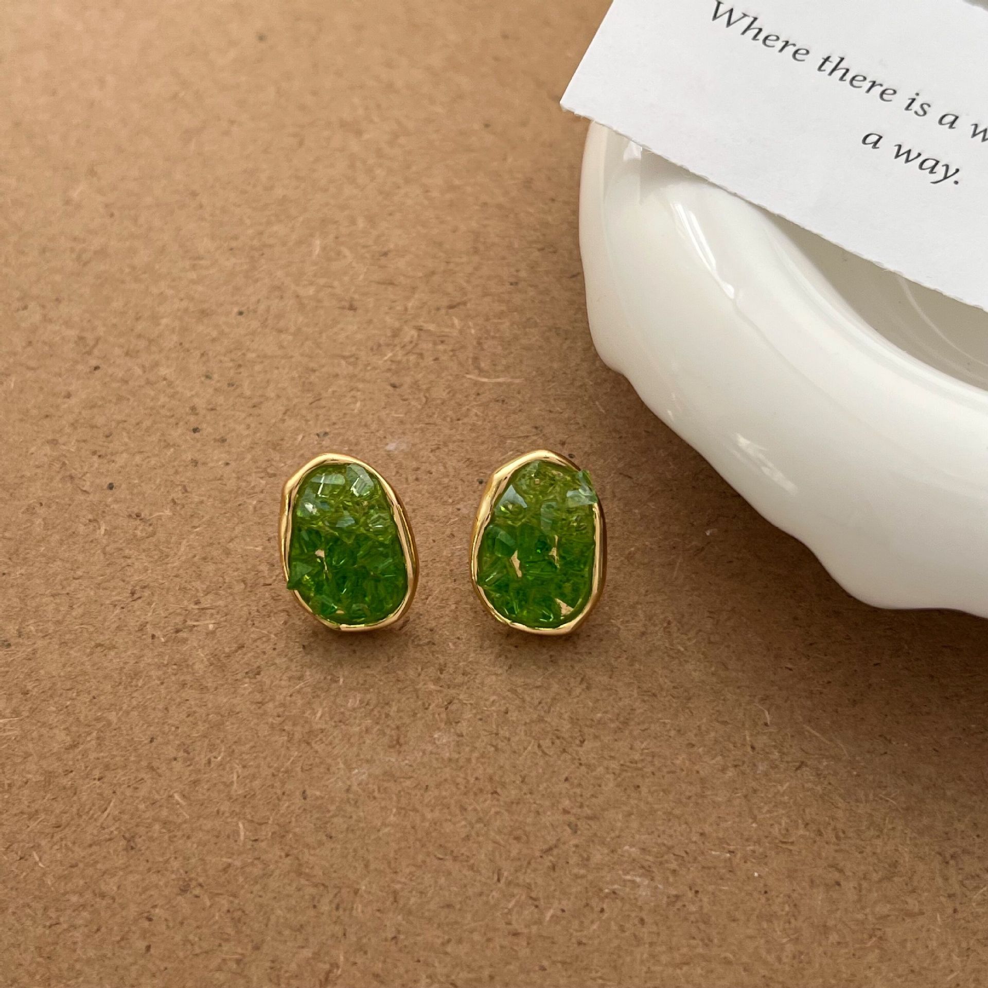 Sense of luxury, irregular crystal black earrings, women's autumn and winter stud earrings, retro Hong Kong style temperament, winter with coat. 