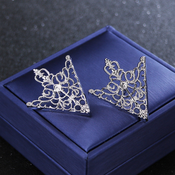 1Pair Brooch Retro Hollow Pattern Shirt Triangle Metal Collar Pins Clothes Accessory. 